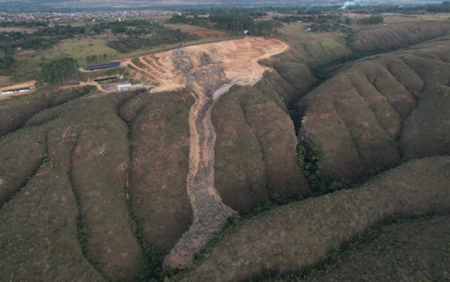 Desabamento de lixão contaminou rio em Goiás, diz Secretaria do Meio Ambiente
