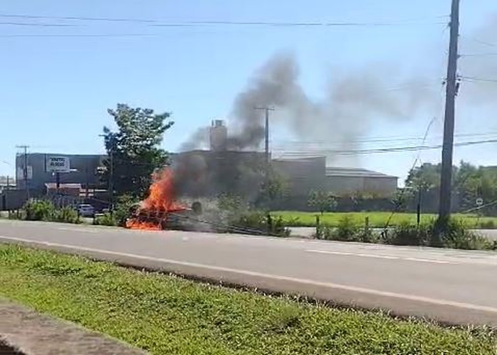 Carro pegou fogo após capotar em Mogi Guaçu — Foto: Arquivo pessoal