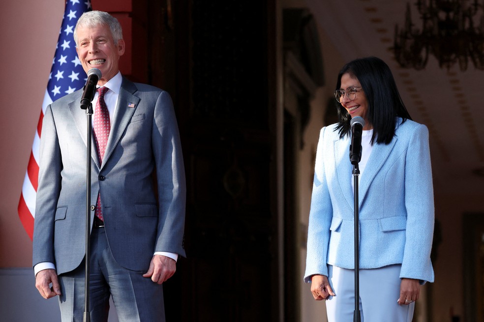 A presidente interina da Venezuela, Delcy Rodríguez, e o secretário de Energia dos EUA, Chris Wright — Foto: REUTERS/Leonardo Fernandez Viloria