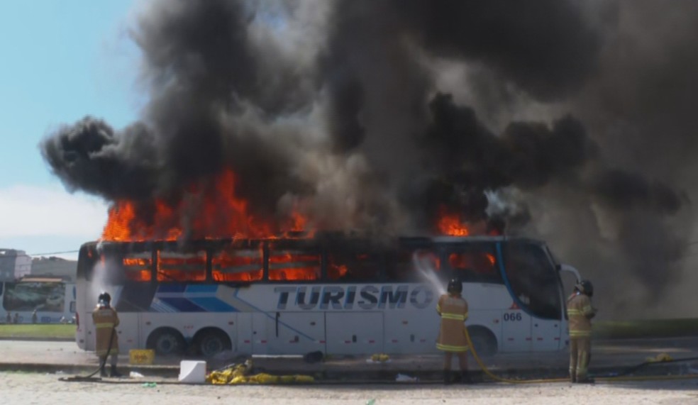 Fogo em ônibus, no Rio — Foto: Reprodução