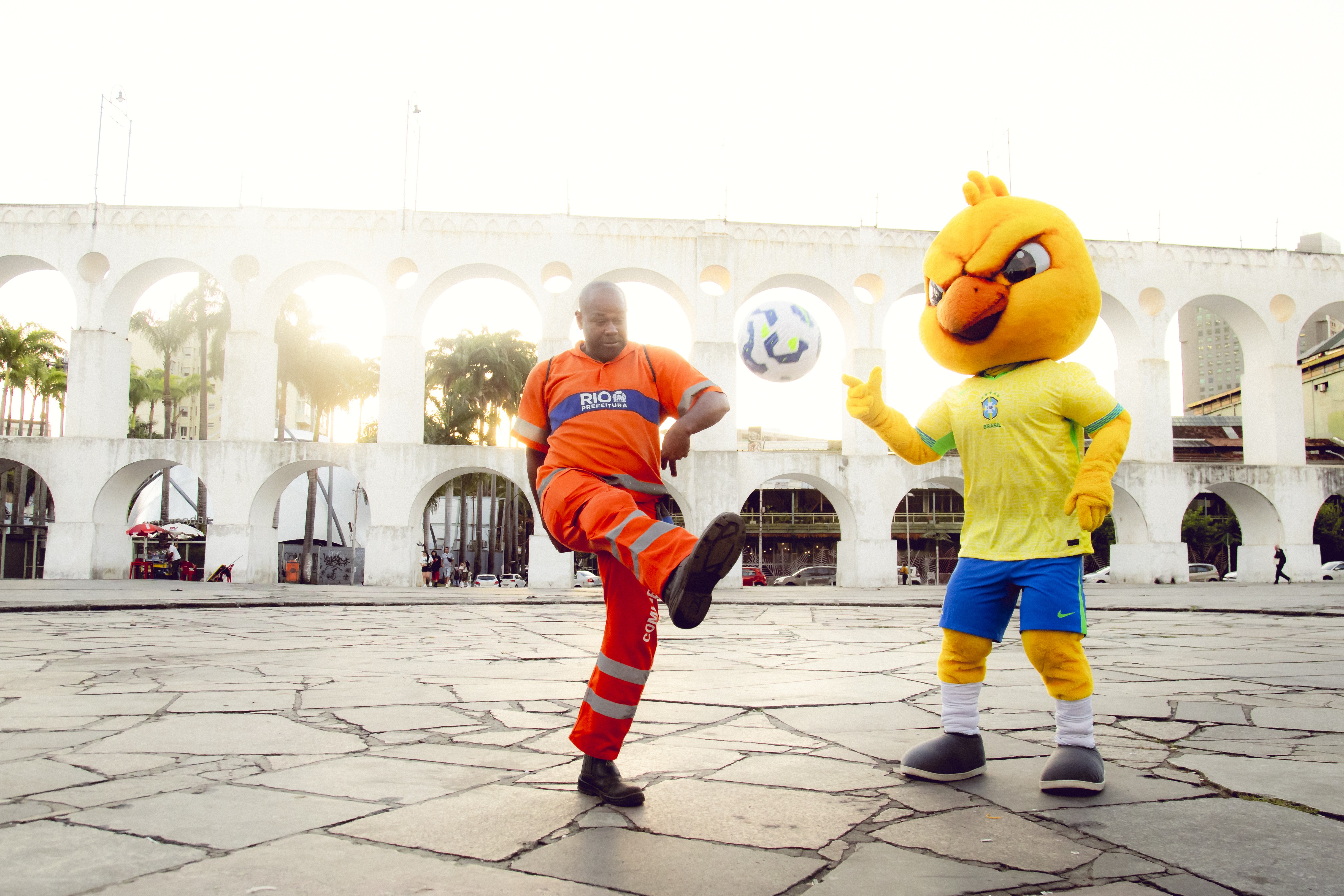 No último jogo da seleção no Rio antes da Copa, mascote roda pontos turísticos; veja onde