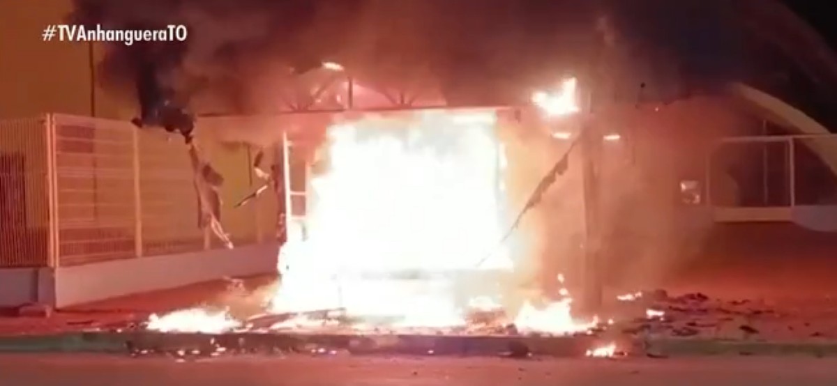 Ponto de ônibus que atende moradores da região sul de Palmas é incendiado durante a madrugada