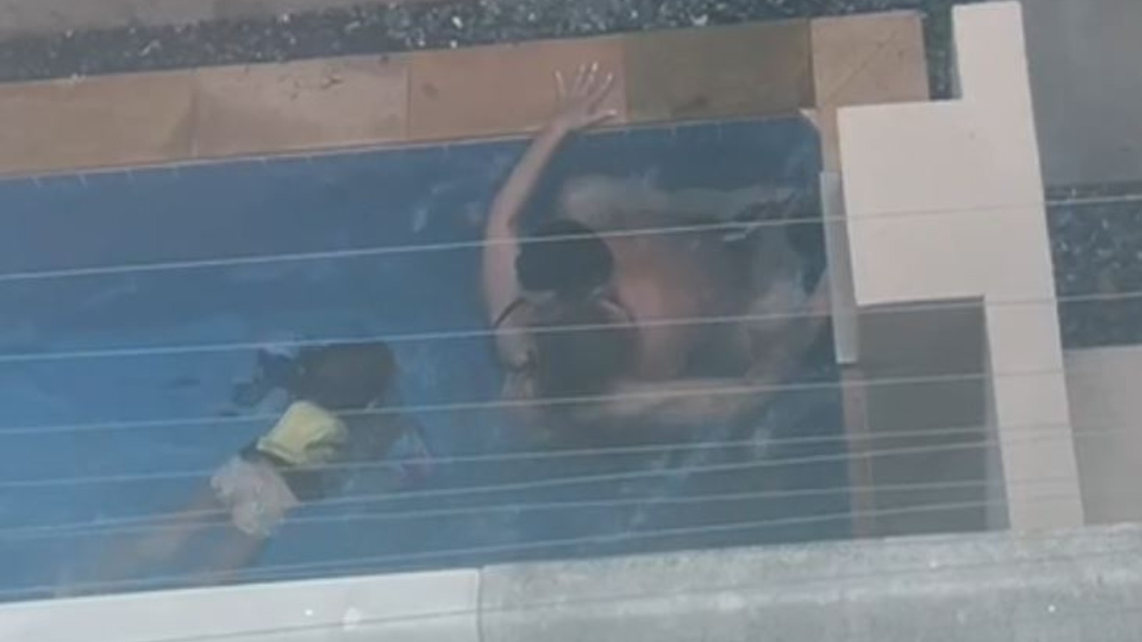 Casal é investigado por oferecer bebida e fazer sexo em piscina na frente de criança