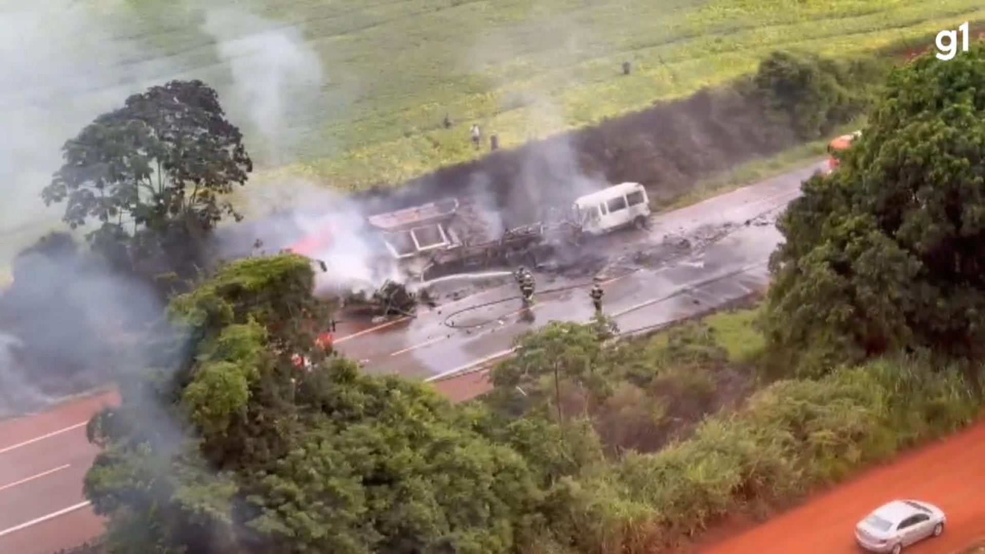 Caminhão-tanque, carreta e van pegam fogo após batida no Paraná