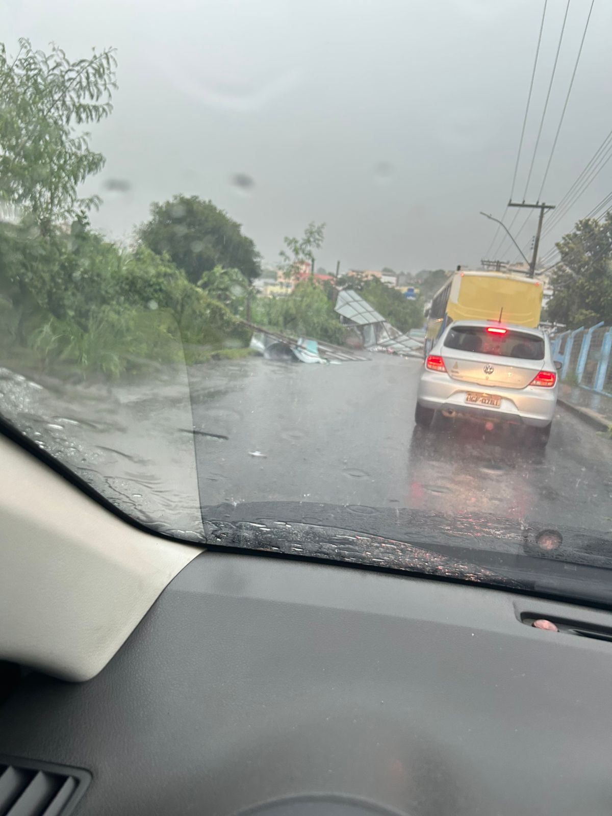 Chuva com ventania e granizo provoca alagamentos, queda de árvores e de outdoors em Divinópolis