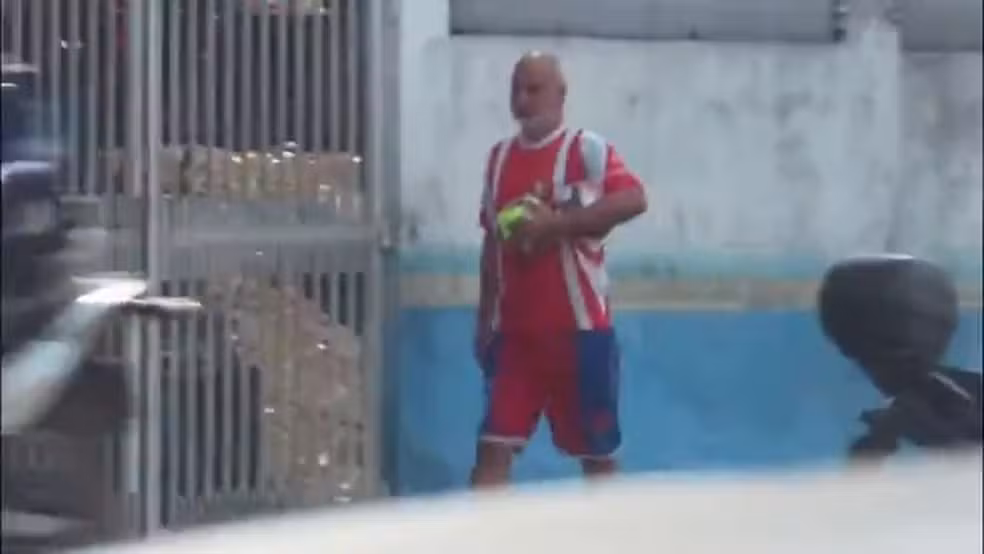 Policiais presos são flagrados passeando pelas ruas em Manaus — Foto: Reprodução/TV Globo