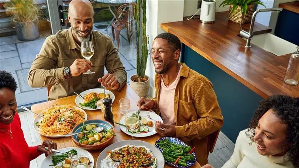 Comer com outras pessoas é uma forma de não comer demais por estresse — Foto: Getty Images via BBC