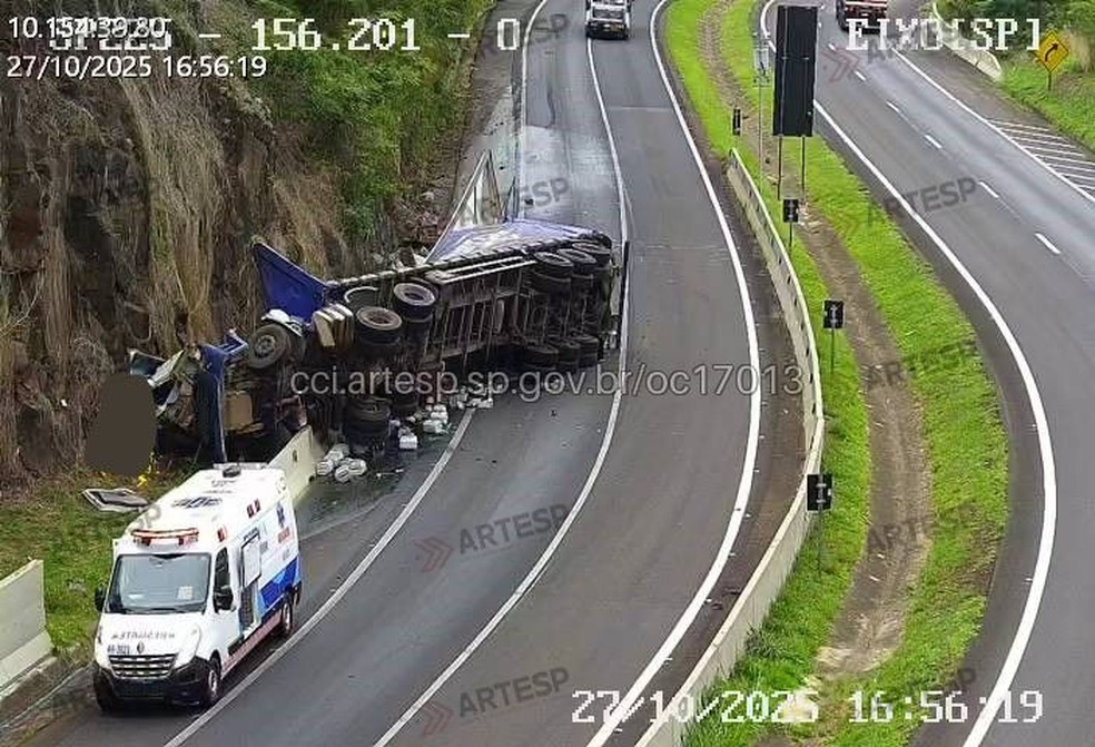 Motorista foi socorrido com ferimentos moderados após carreta tombar em dois Córregos — Foto: Artesp/Divulgação