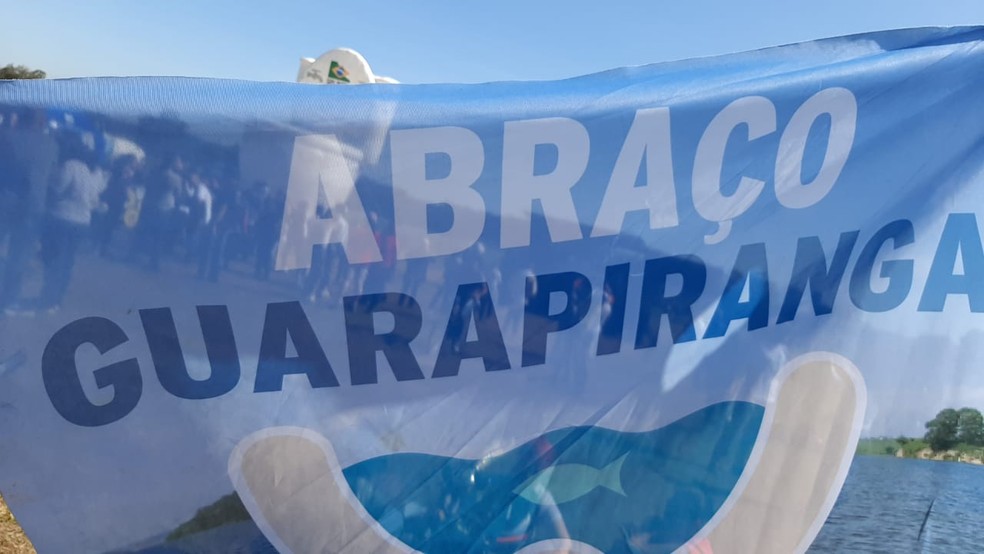 Perto de 800 pessoas foram abraçar a Guarapiranga - Notícias da Região