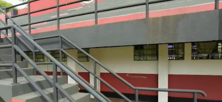 Direção de estádio que abriga escola improvisada sob arquibancadas há mais 20 anos no PR intima prefeitura a pagar aluguel ou devolver espaço