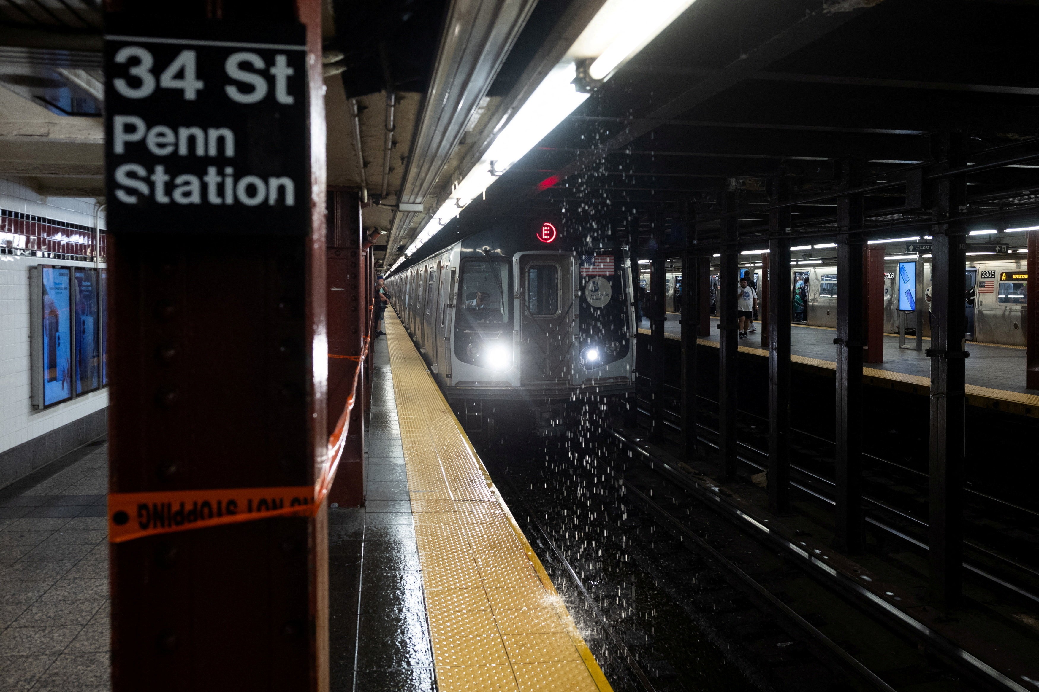 VÍDEO: chuva forte inunda metrô de Nova York