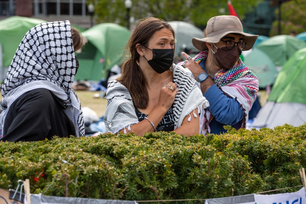 Manifestantes pró-Gaza na Universidade Columbia, em NY, epicentro de um movimento que está se espalhando para outras instituições — Foto: Ted Shaffrey/AP