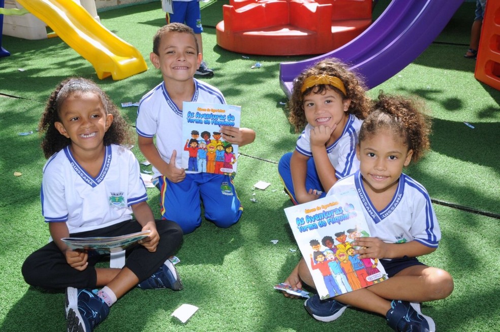 Álbum 'As aventuras da Turma do Fliquinho' é distribuído para escolas da rede municipal de Quissamã — Foto: Prefeitura de Quissamã/Divulgação