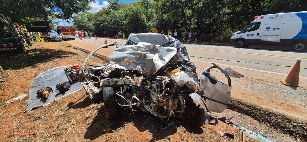 Casal morre em acidente entre carro e caminhão de leite na BR-262 — Foto: PRF/Divulgação