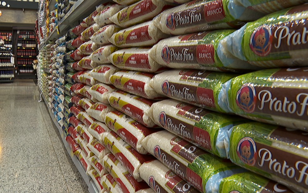 Nos supermercados de Mato Grosso, o preo do pacote de arroz de 5 kg varia entre R$26,99 e R$29,99  Foto: Valdinei Malaguti/EPTV
