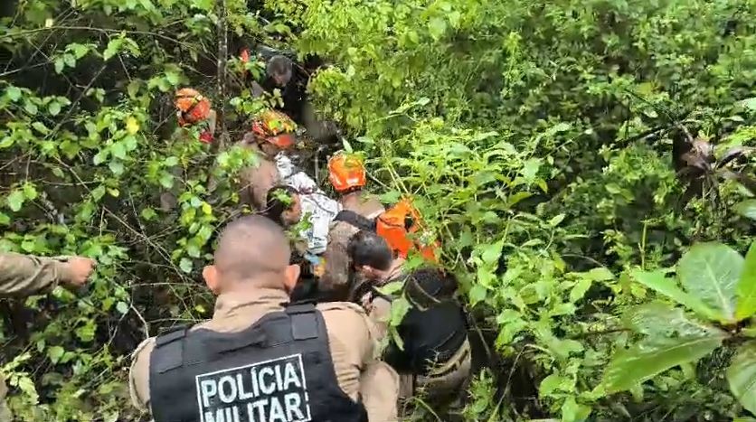 Motoqueiro é 'engolido' por bueiro e é resgatado a cerca de 100 metros de distância, em João Pessoa