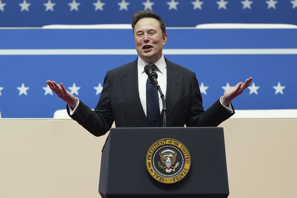 Elon Musk em discurso durante a Inauguração Presidencial de Trump, em Washington D.C. — Foto: Matt Rourke/ AP Photos