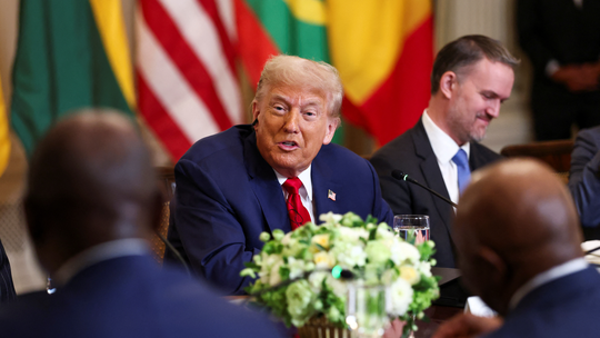 Trump comete gafe e elogia inglês do presidente da Libéria, que tem o idioma como língua oficial - Presidente dos EUA se reuniu com representantes africanos na Casa Branca nesta quarta-feira (9). Trump se mostrou impressionado e perguntou onde o liberiano havia estudado.