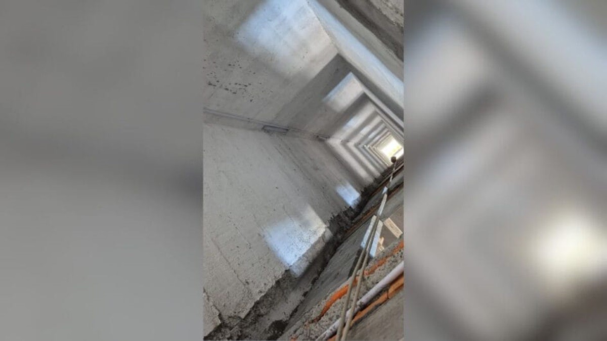 Trabalhador morre ao cair do 9º andar em fosso de elevador em obra em SC