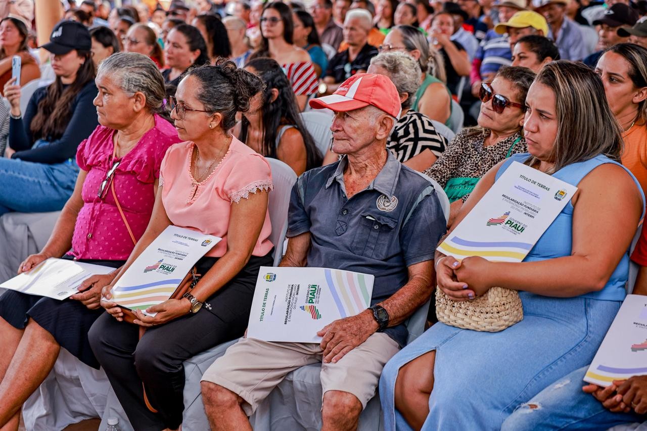 Piauí entrega títulos de terra para mil famílias em São João e Pedro Laurentino