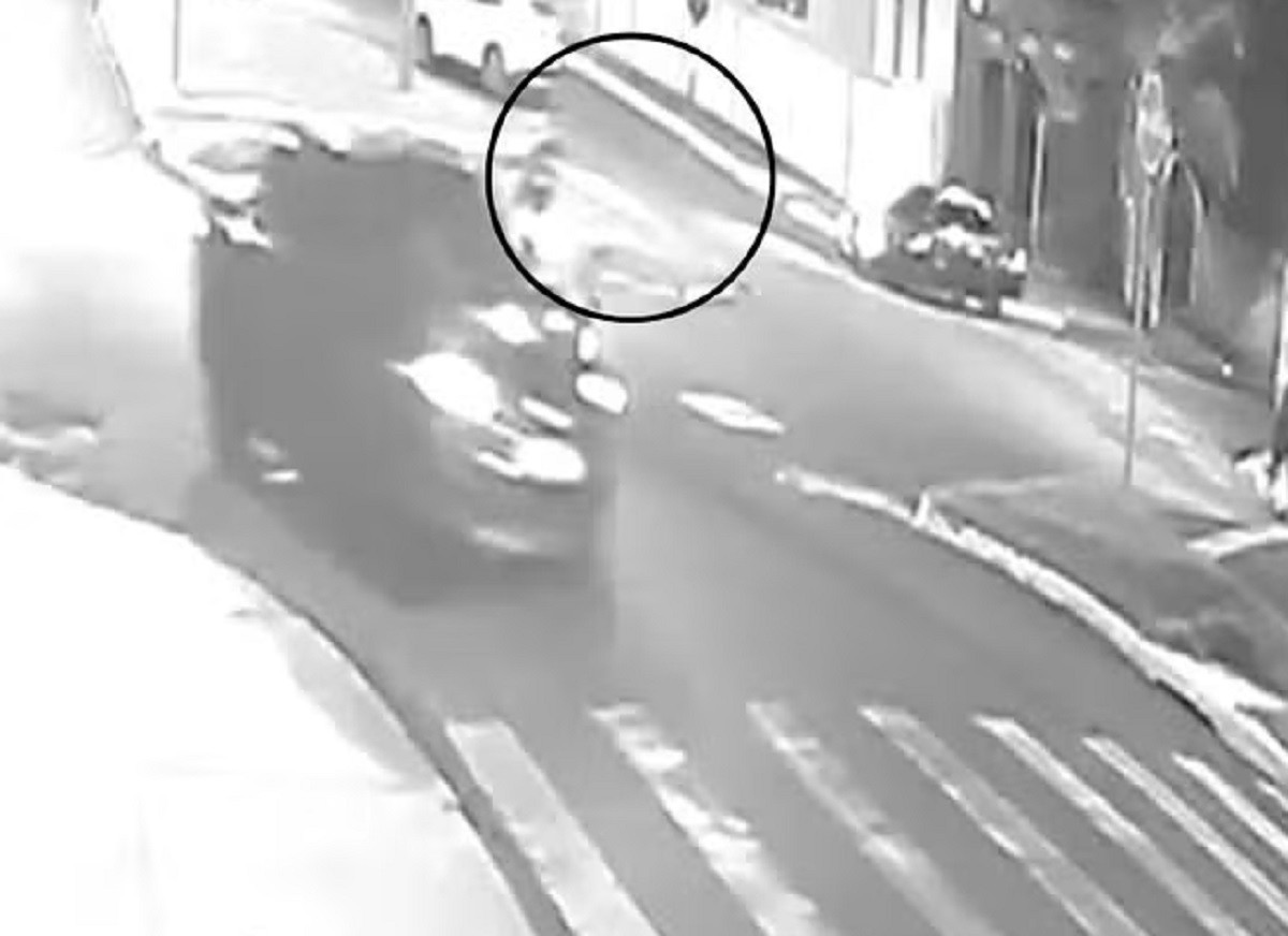 VÍDEO: motorista de caminhonete atinge dupla em moto e foge sem prestar socorro em Jaú