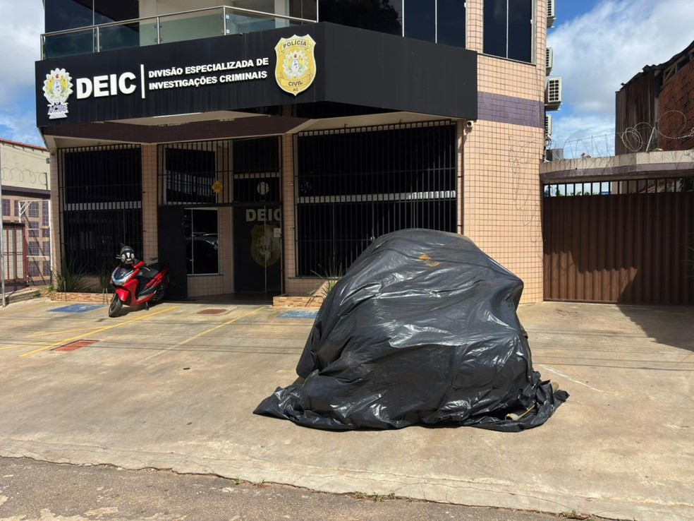 Carro do servidor público foi levado para frente da Divisão Especializada de Investigações Criminais (Deic) — Foto: Júnior Andrade/Rede Amazônica Acre