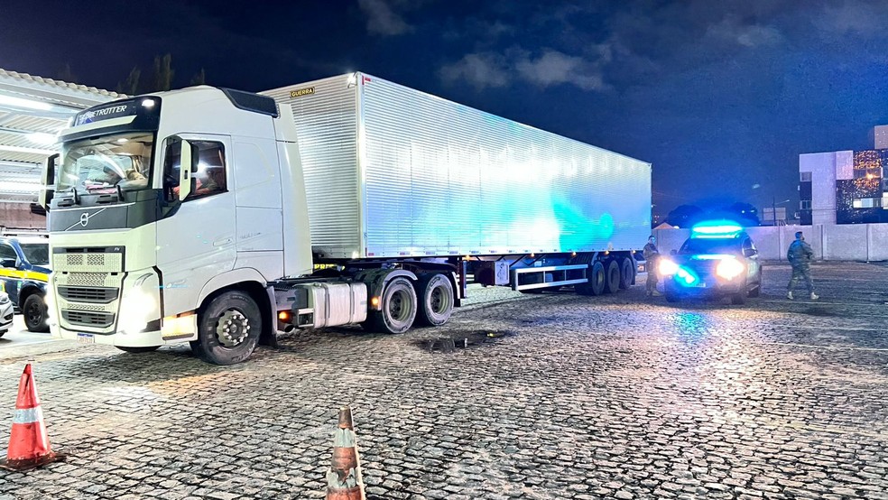 Caminhão que transportava a droga foi apreendido — Foto: PRF