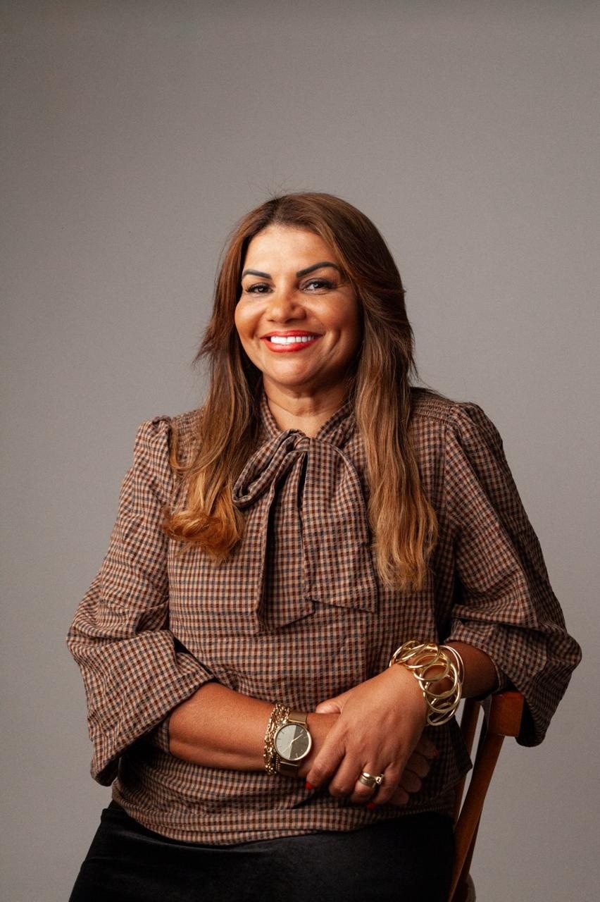 Escritora de Cabo Frio lança livro sobre Nero na Feira do Livro de Londres