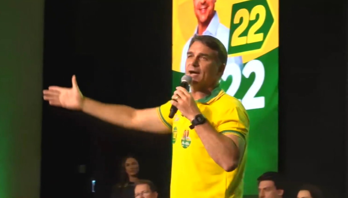Flávio diz que Lula tentou 'comprar voto dos mais pobres' e promete 'tesouraço' na economia