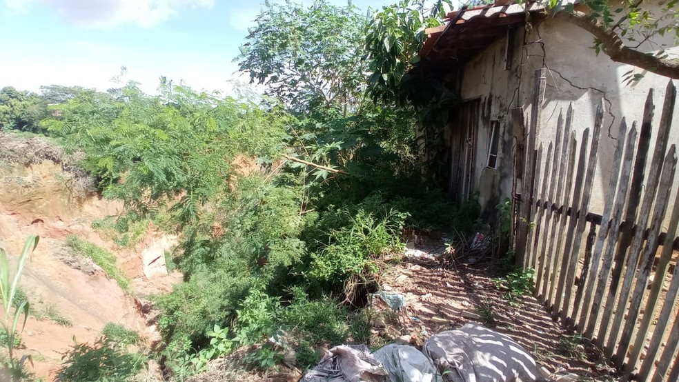 Residência na beira da voçoroca, antes de desabar após um deslizamento de terra — Foto: Divulgação