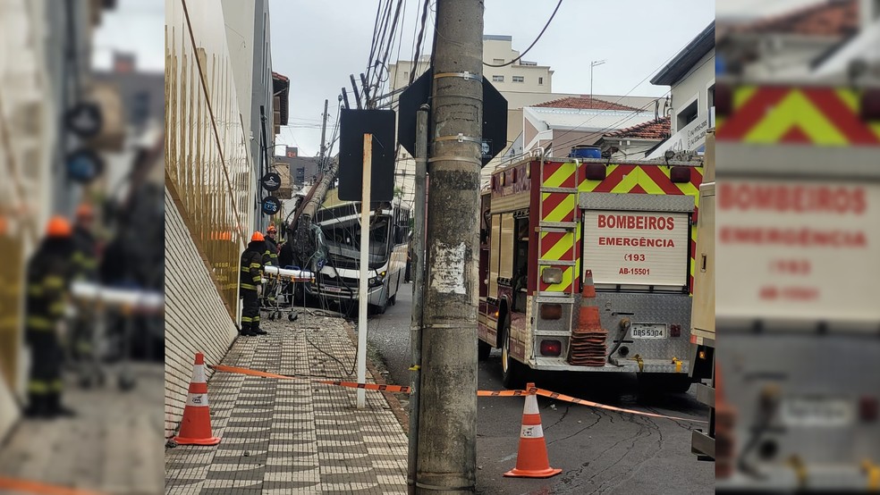 2 de 2
A ocorr&ecirc;ncia em Botucatu (SP) mobilizou equipes da Defesa Civil, do Corpo de Bombeiros, da (Semutran) e Guarda Civil Municipal (GCM) &mdash; Foto: Defesa Civil de Botucatu
