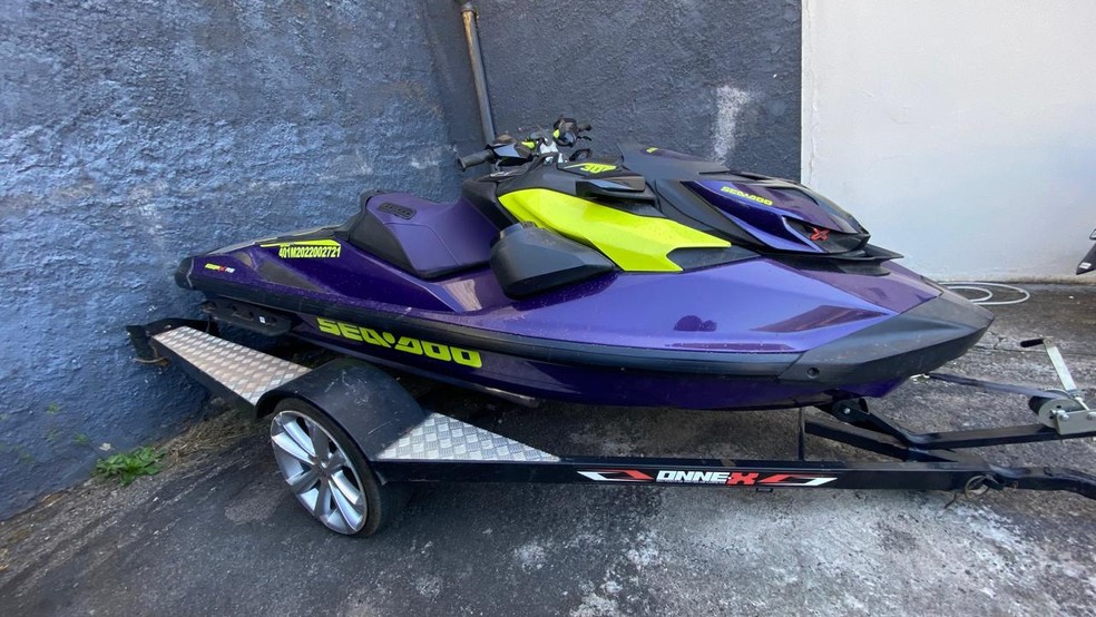 Polícia Civil apreendeu moto aquática e itens de luxo de influenciador em outras fases da investigação em Extrema — Foto: Polícia Civil
