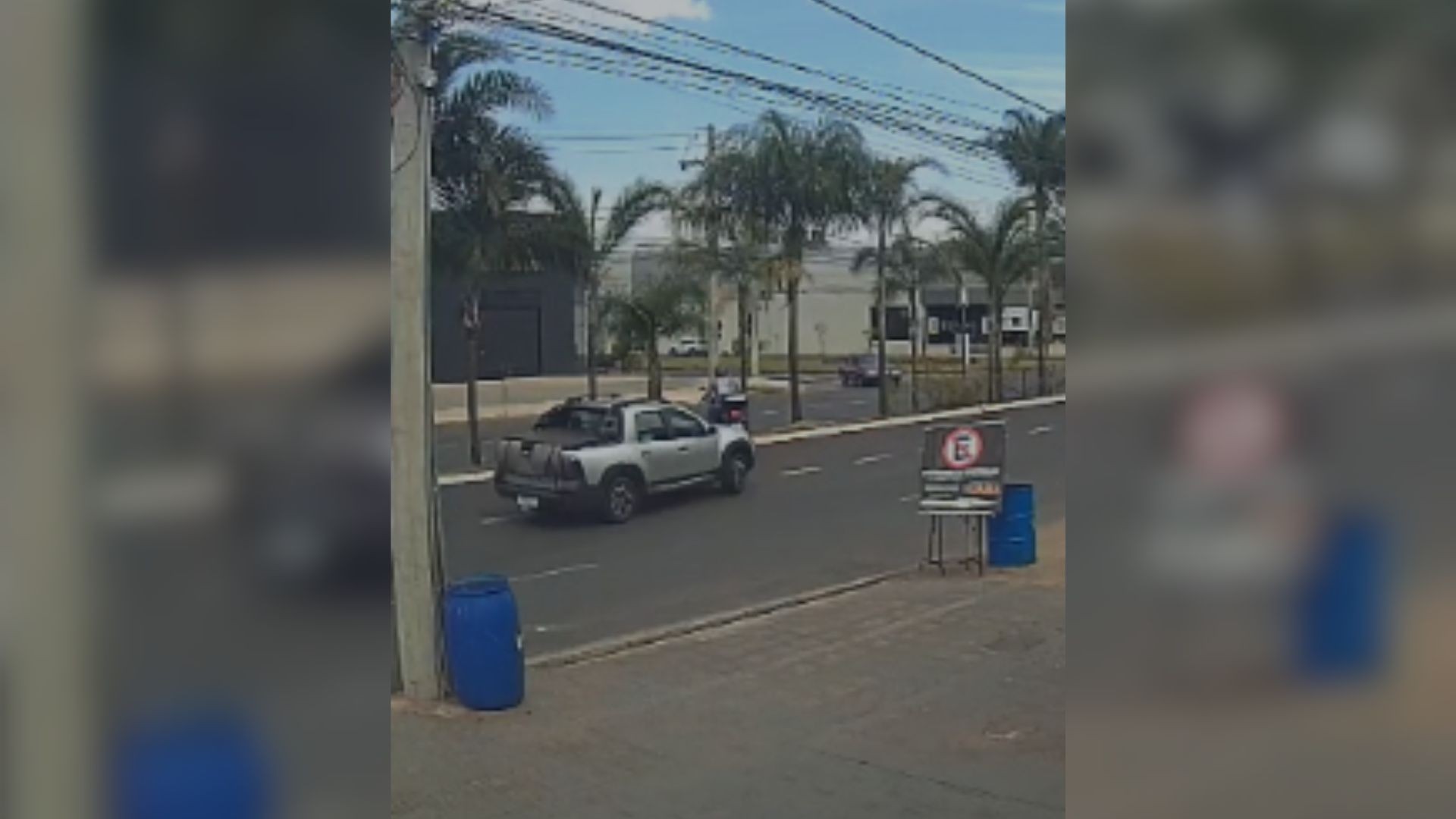 VÍDEO: Briga de trânsito termina com motociclista atropelado por caminhonete em Uberlândia