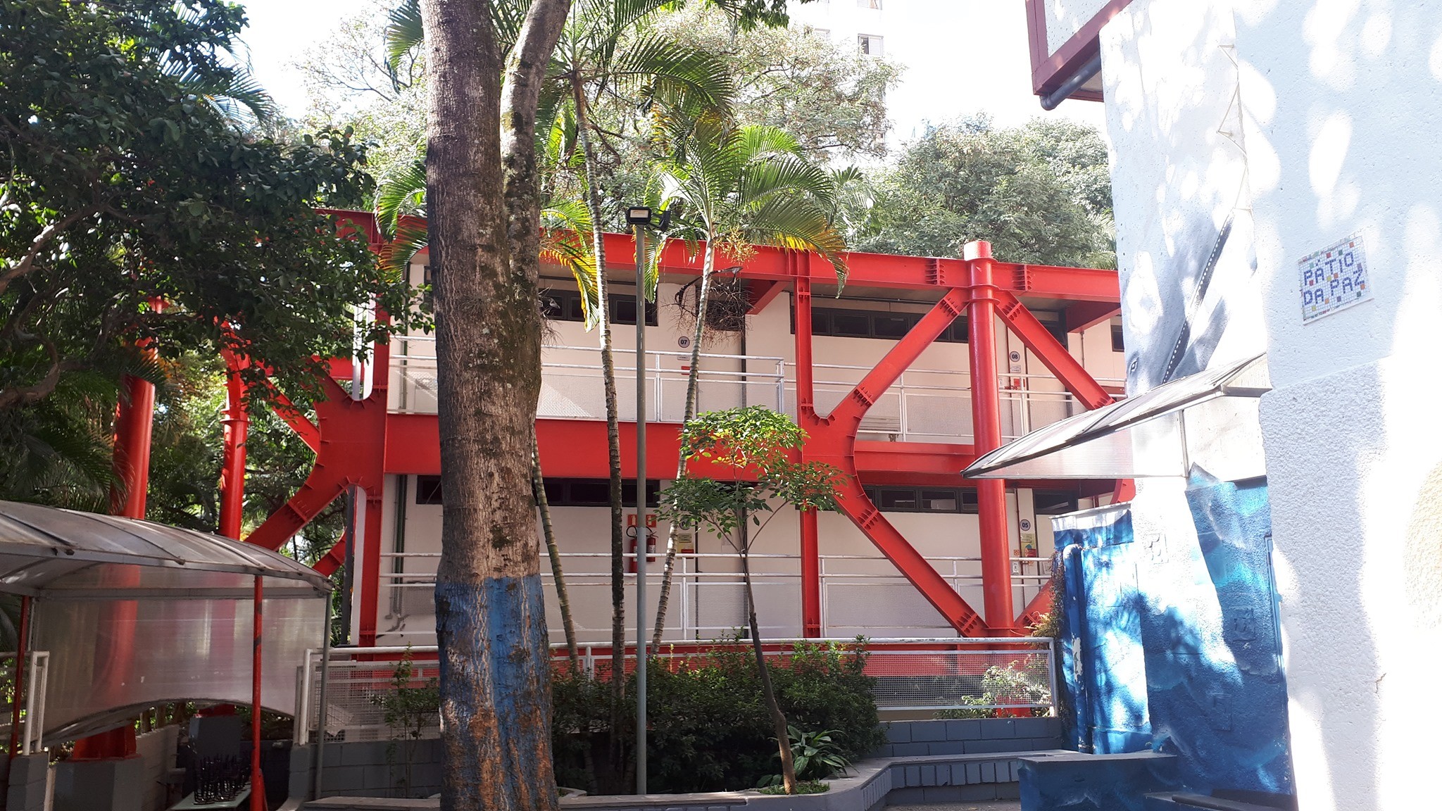 Colégio particular suspende alunos após compartilhamento de mensagens misóginas