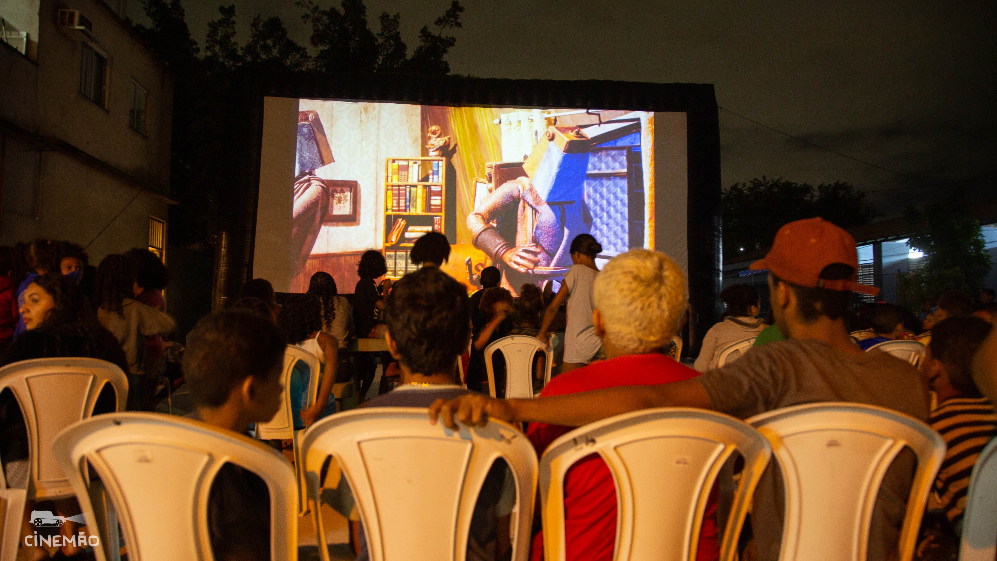 Projeto de cinema móvel leva filmes gratuitos de animação a Paraty