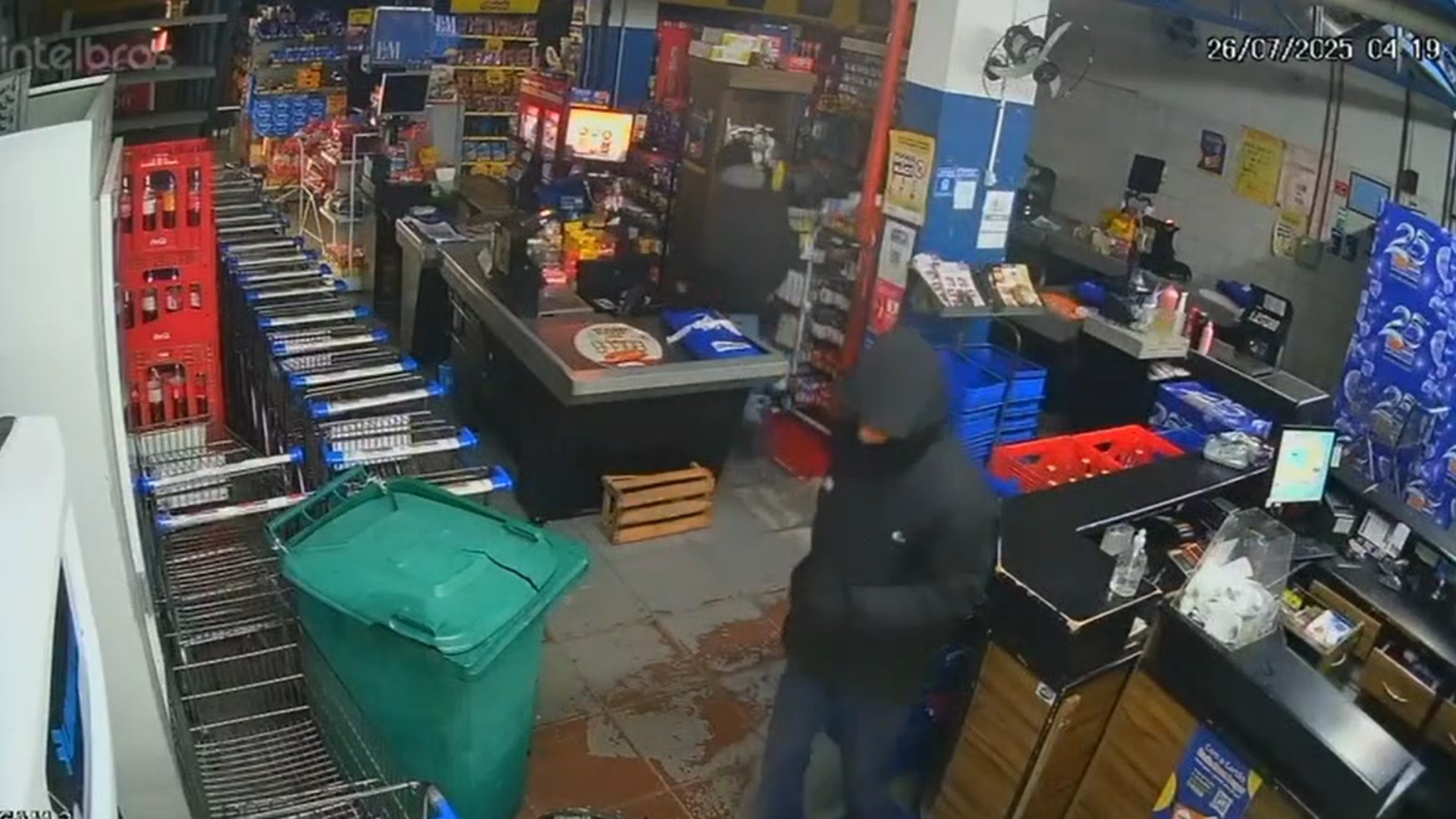 Gangue da marcha à ré: grupo estoura porta de mercado em Sorocaba e foge com dinheiro e mercadorias