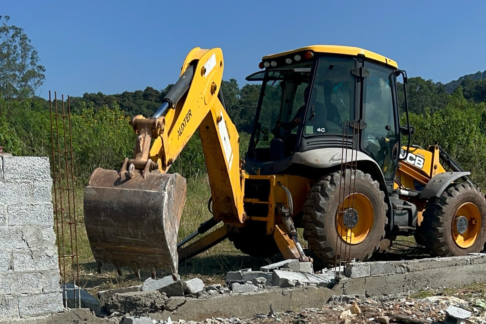 Fiscalização interrompe construções ilegais em área de preservação em Suzano