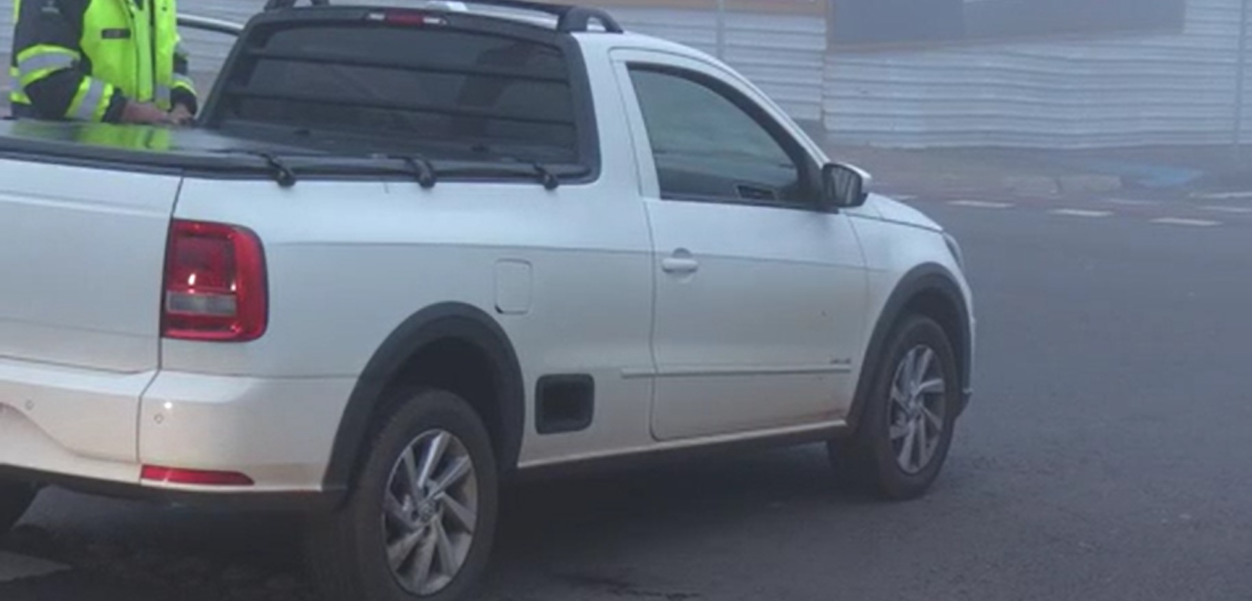 Carro parado no meio da rua chama atenção no Paraná e agentes encontram motorista dormindo