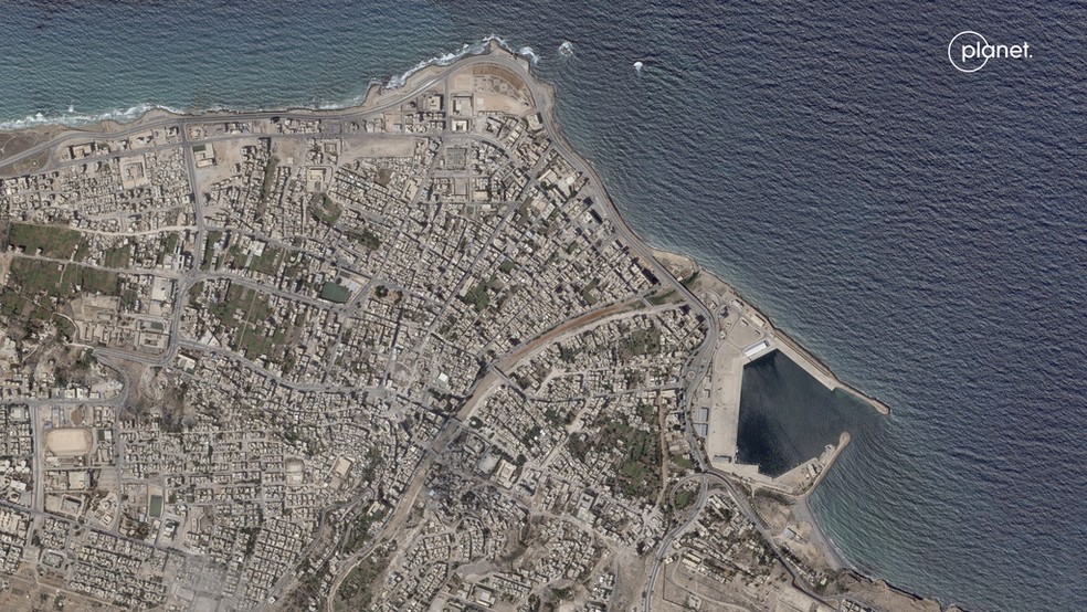 Imagem da cidade de Derna em 2 de setembro de 2023, antes da enchente que atingiu a cidade — Foto: Planet Labs PBC via AP
