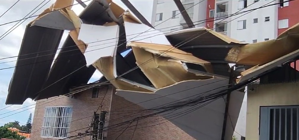 Telhado destruído pela chuva e os fortes ventos desta sexta (3) na Rua Freamunde, nº 328, Vila Campestre, Zona Sul de SP — Foto: Reprodução/TV Globo