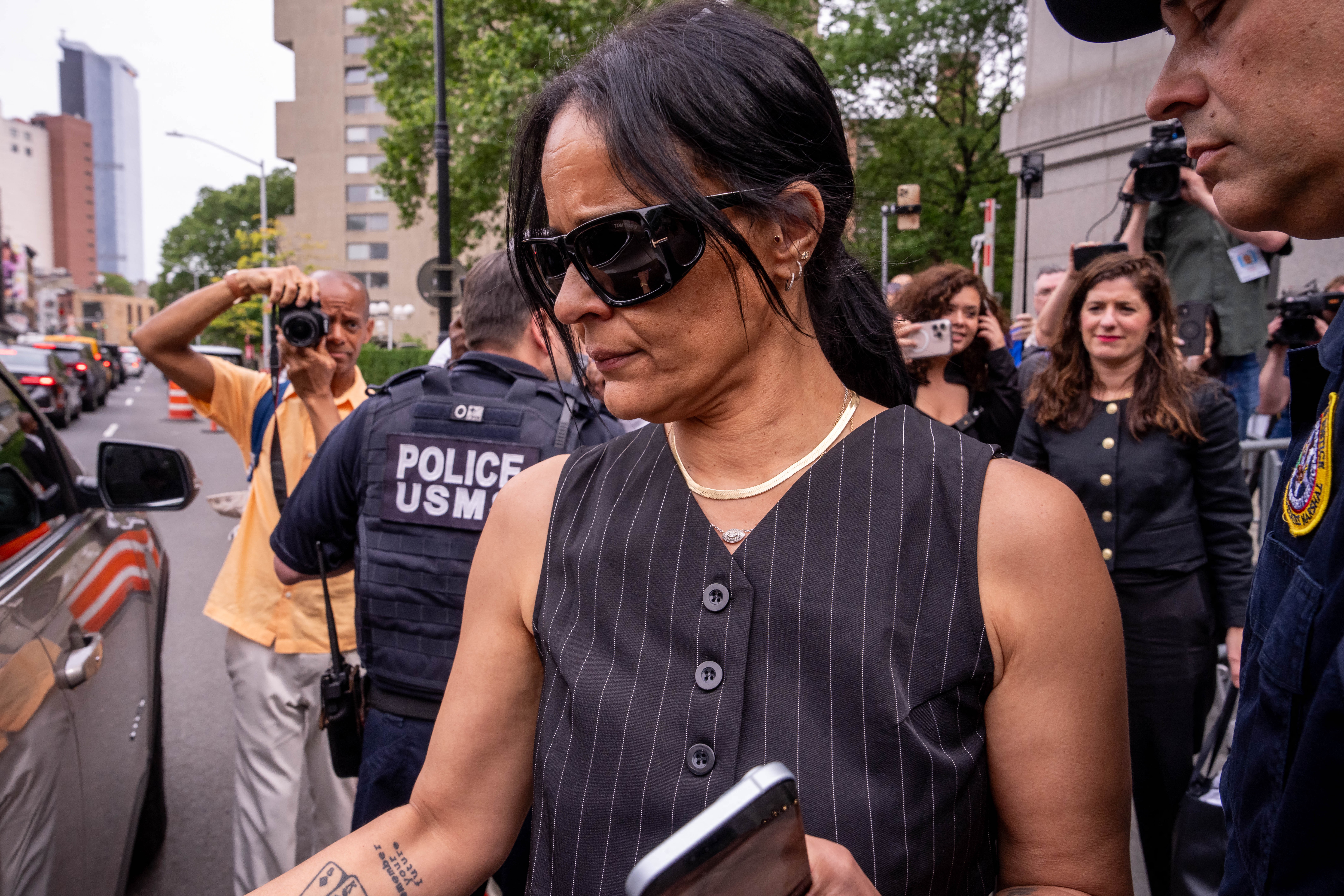 Ex-funcionária de Diddy o acusa de sequestro e ameaças de morte