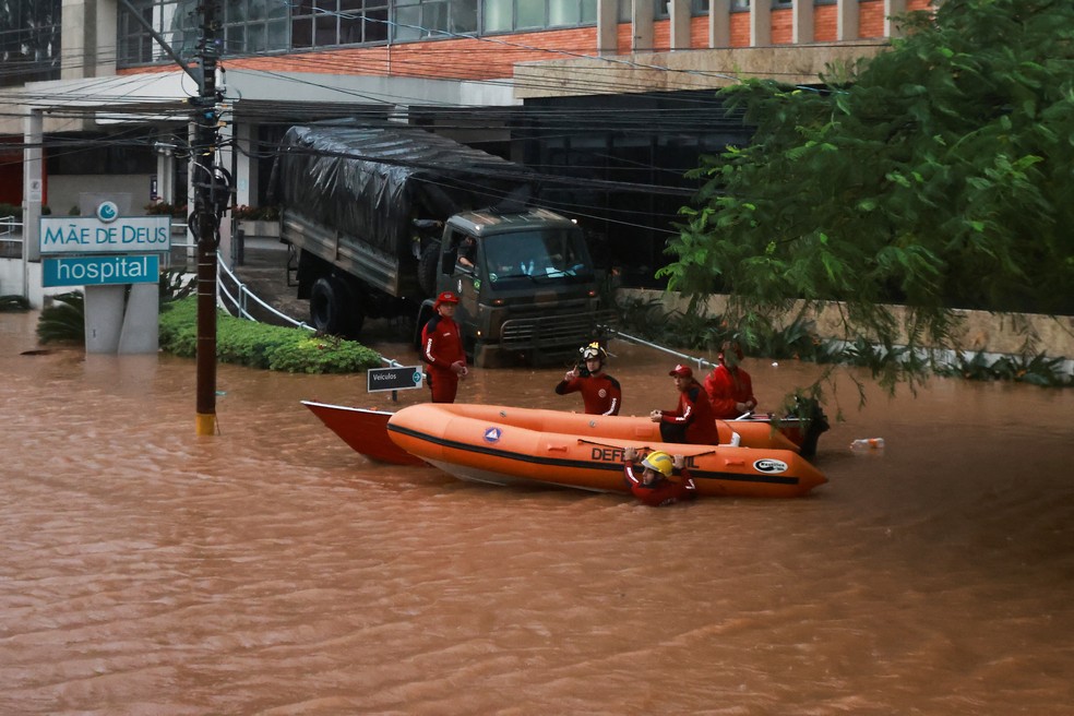 Equipes de resgate atuam do lado de fora de hospital inundado em Porto Alegre em 08/05/2024 — Foto: REUTERS/Diego Vara