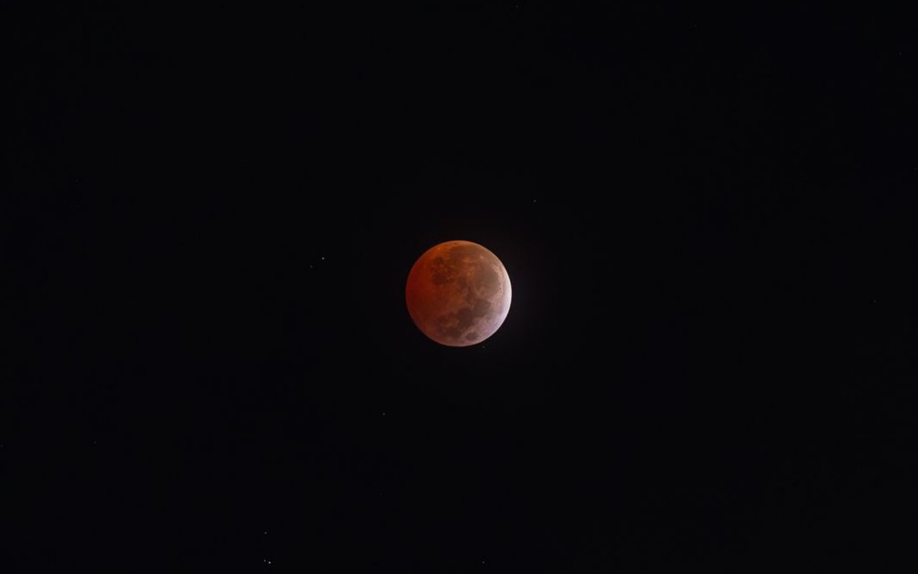 Eclipse Lunar registrado em Goiânia, na madrugada desta sexta-feira (14) — Foto: Reprodução/Adriano Gonzaga
