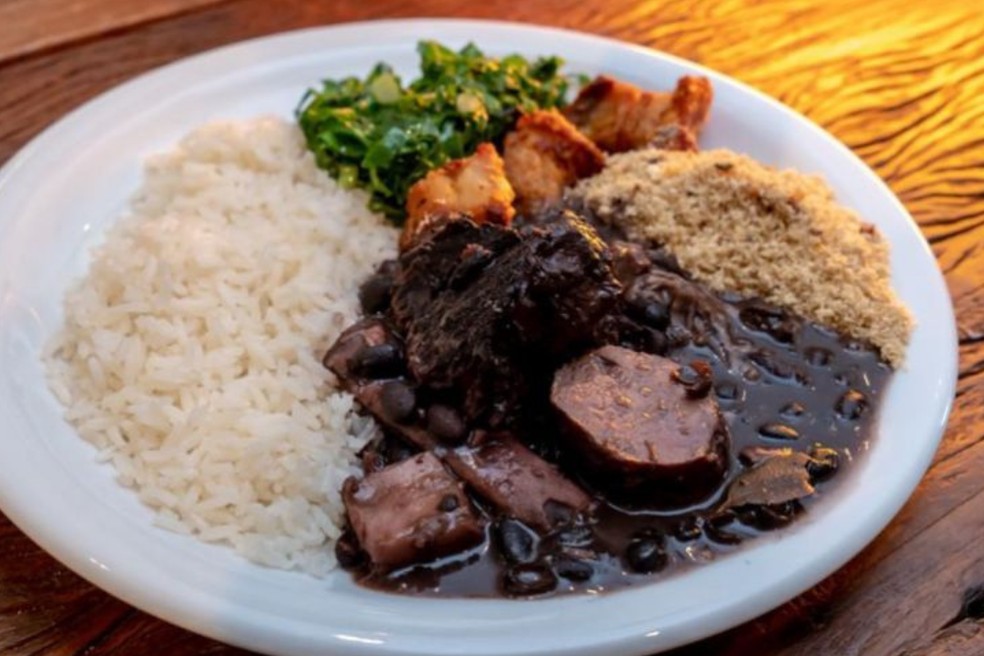 Feijoada &eacute; um prato considerado completo, mas &eacute; preciso ter cuidado com o sal e a gordura na refei&ccedil;&atilde;o. &mdash; Foto: Divulga&ccedil;&atilde;o/Freepik