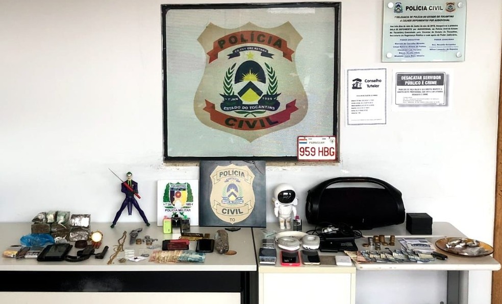 Aparelhos eletrônicos, armas, dinheiro e outros foram apreendidos durante operação — Foto: Divulgação