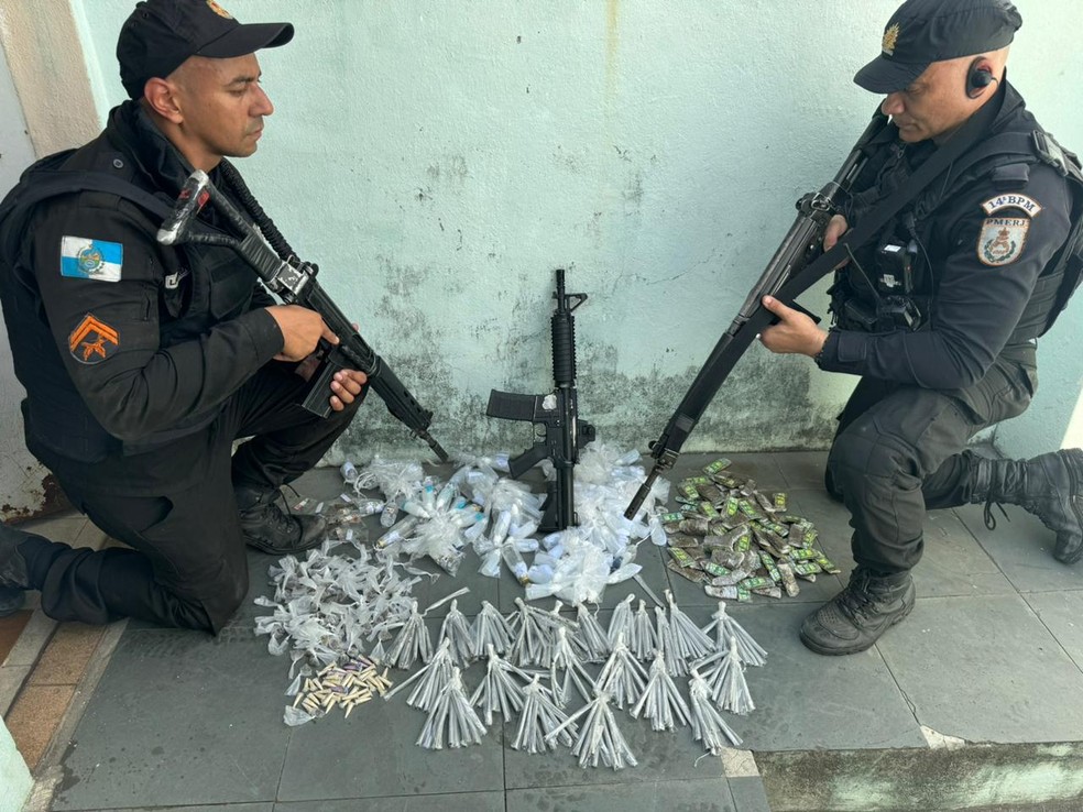Fuzil apreendido em Bangu, Zona Oeste do Rio — Foto: Divulgação/PMERJ