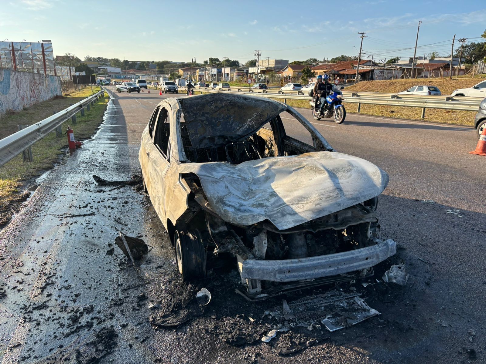 Carro pega fogo depois de atingir e matar ciclista em rodovia de Hortolândia