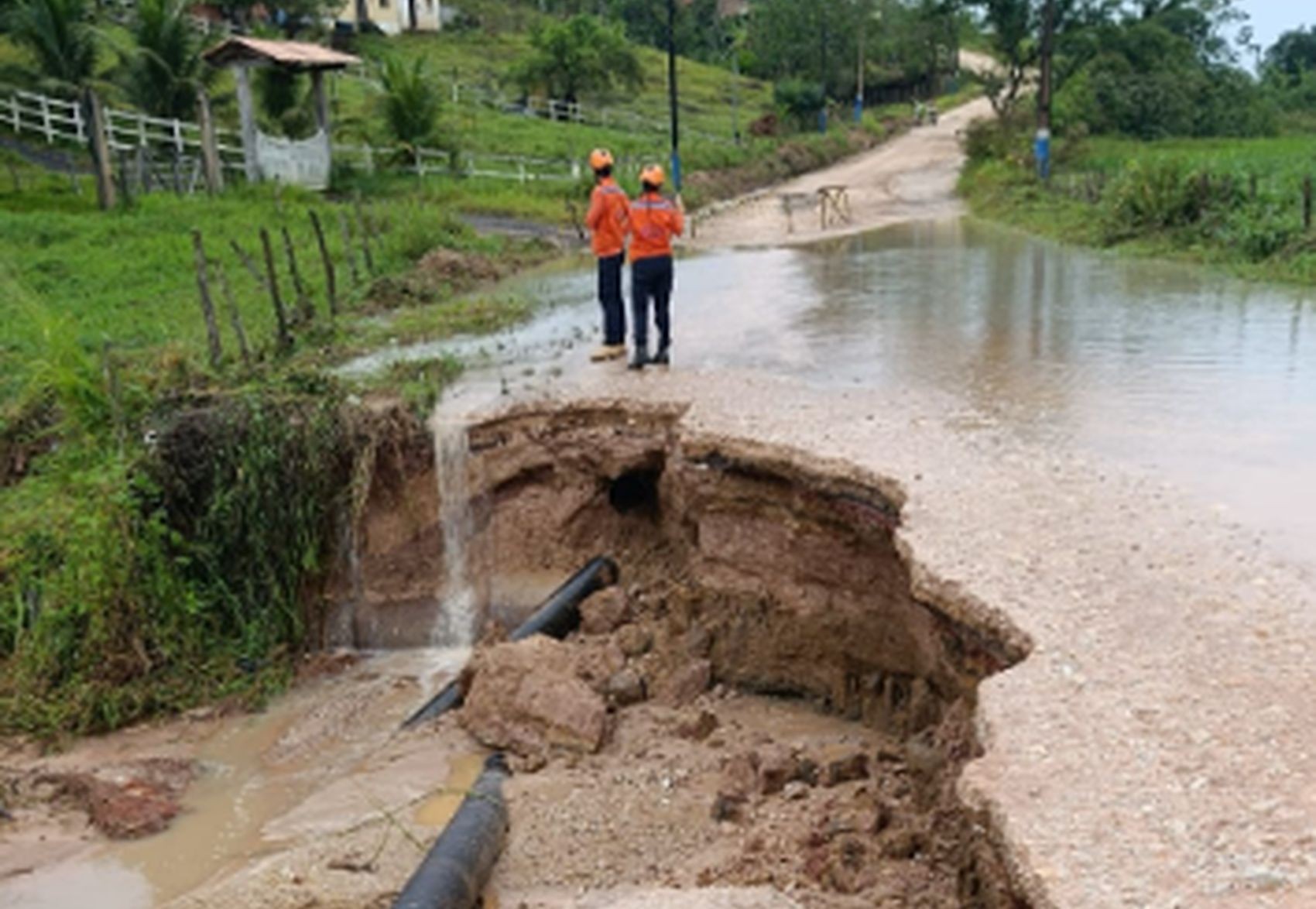 Após fortes chuvas, adutora rompe e provoca transtornos em Umbaúba