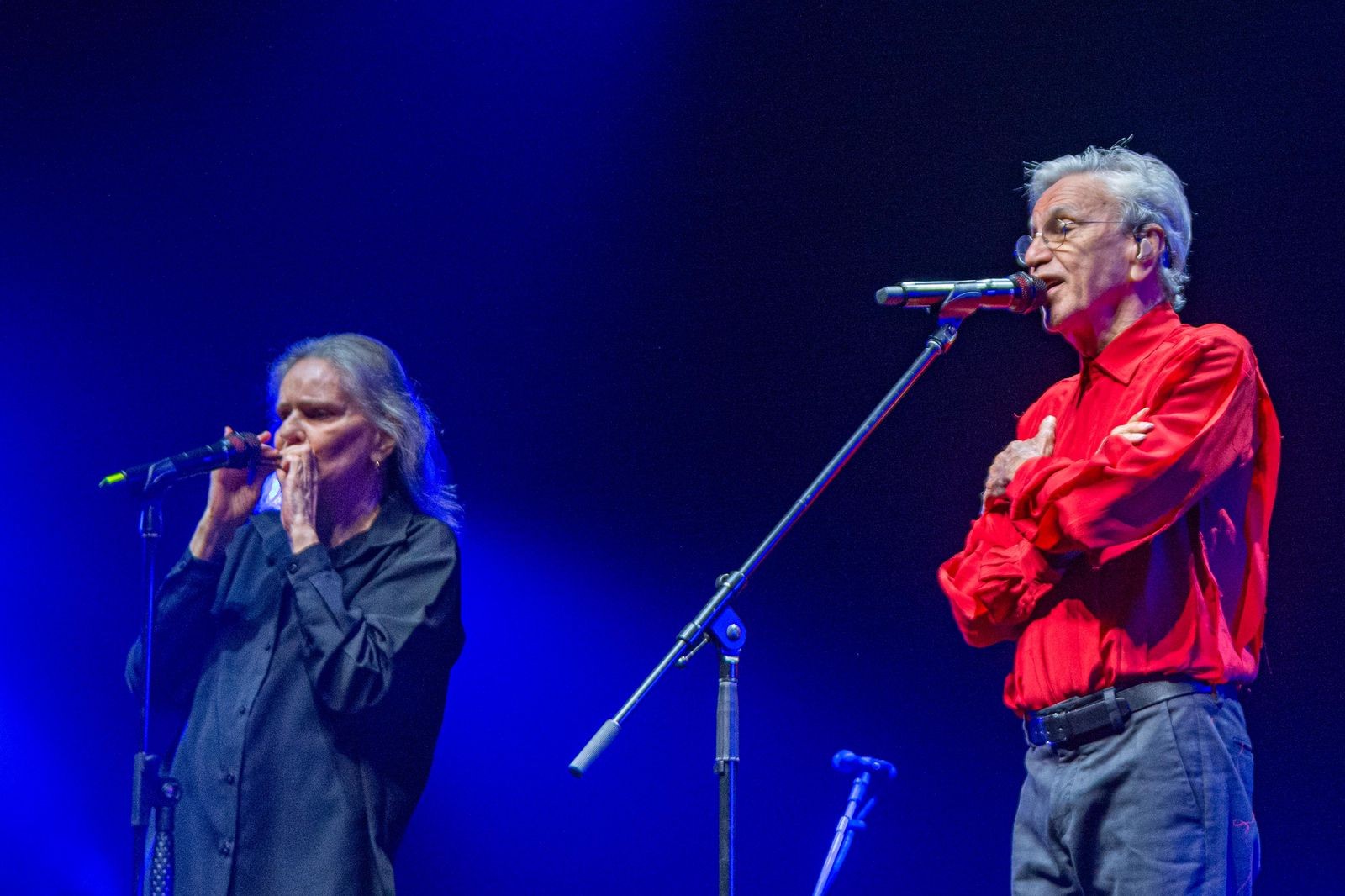 Caetano Veloso inclui Angela Ro Ro no show em que celebra o culto do álbum 'Transa'