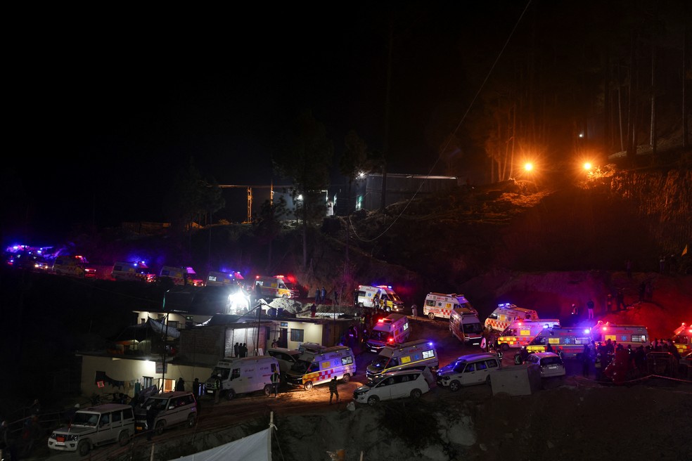 Fila de ambulâncias aguarda do lado de fora de túnel que desabou no Himalaia, na Índia — Foto: Francis Mascarenhas/REUTERS